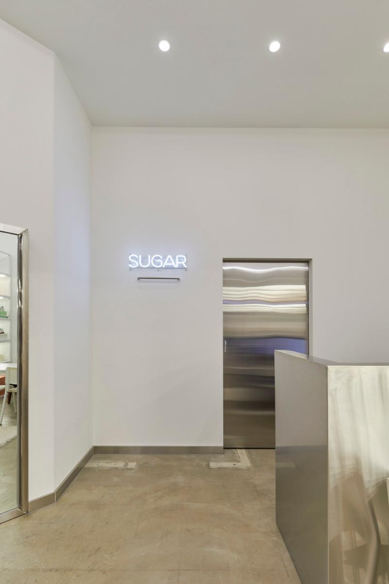 SUGAR 时尚简约 18 平米服装店设计-12