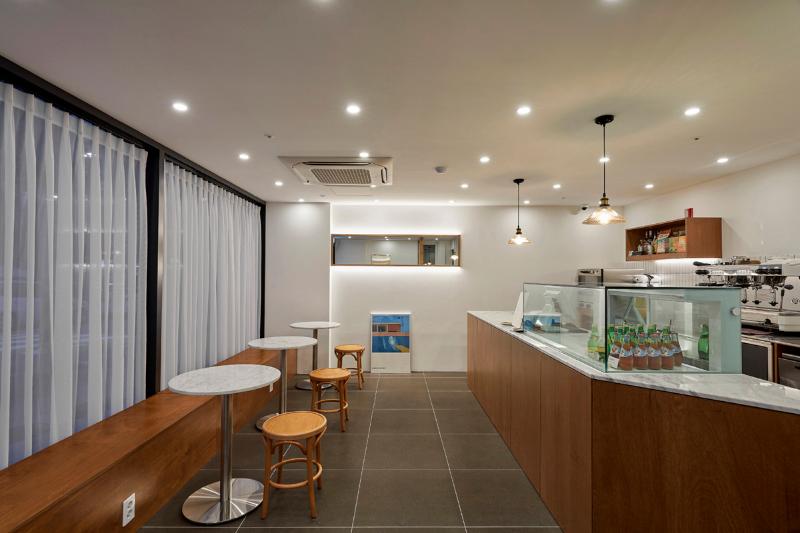 十平米现代白色木质概念咖啡厅-4