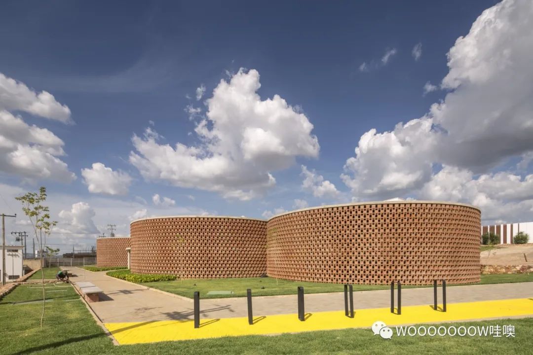 巴西 Unileão 大学体育馆 | 砖纹理与绿意空间的巧妙结合-14