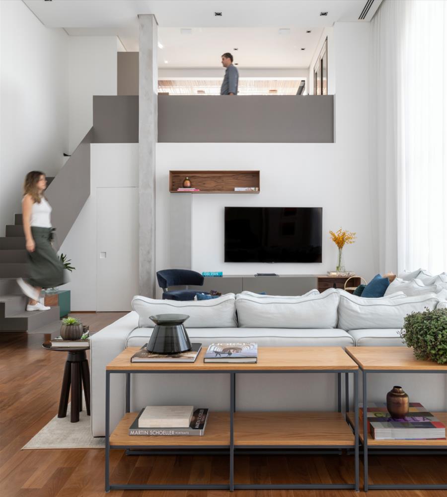 巴西 SP 住宅 | 金属折叠楼梯设计，双层高客厅与泳池完美融合-1