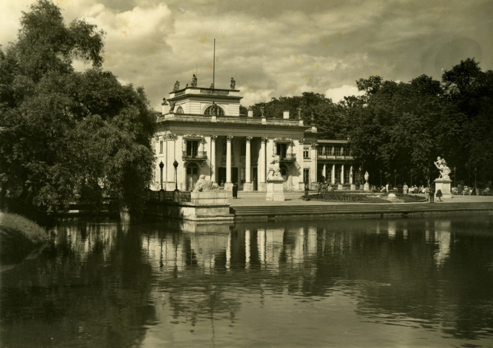 华沙皇家浴场公园内的岛屿宫丨波兰华沙丨蒂尔曼·冯·加默伦,多米尼克·梅林等-0