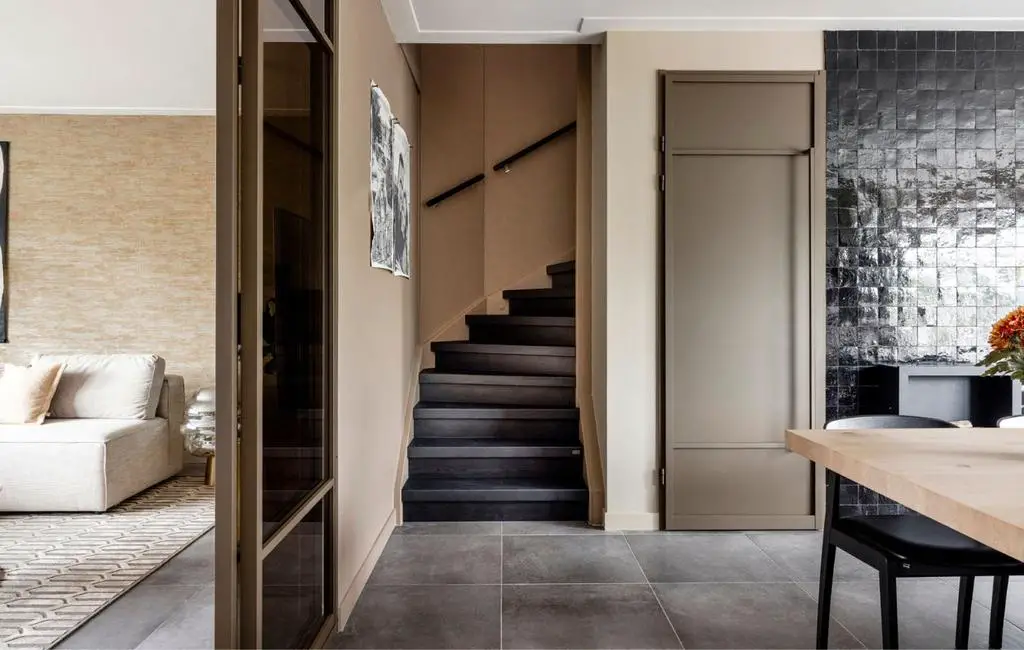 荷兰家庭暖意新居，现代风格融合设计师巧思-7