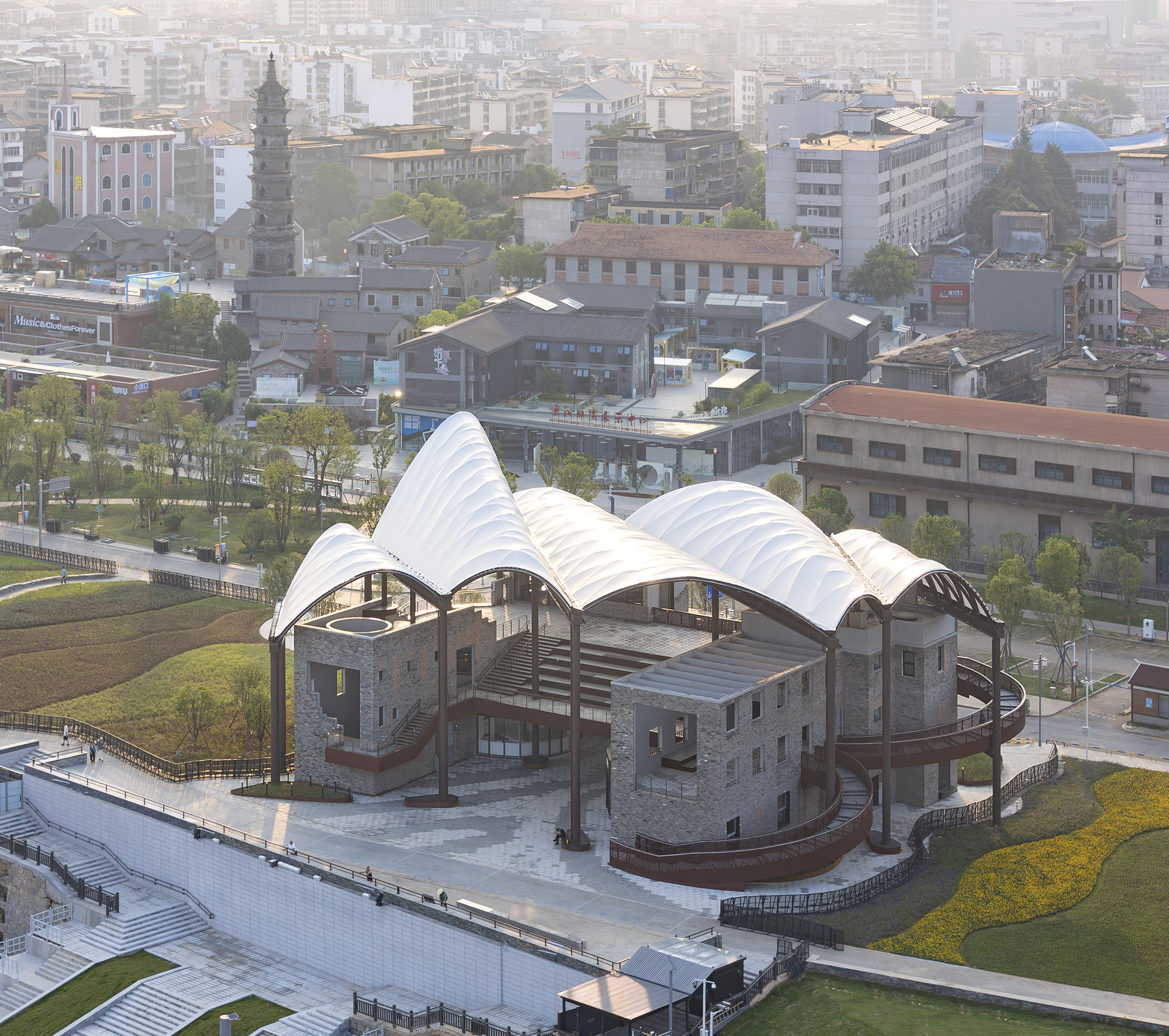 Yueyang Hualinggang Pier Tourist Center / WANG HUI | URBANUS-13