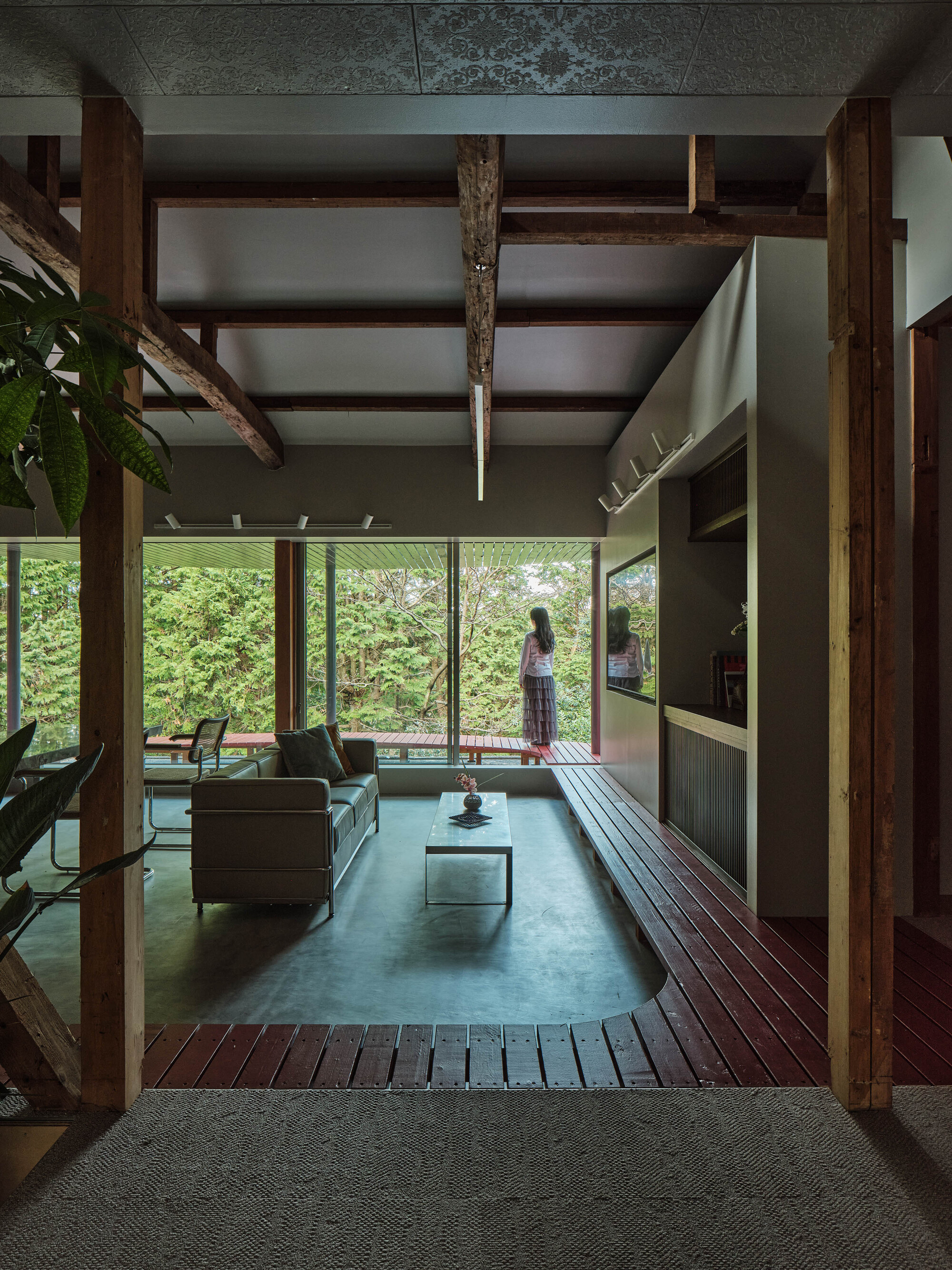 二之平的缘侧（注：缘侧是日本传统建筑中房屋与庭院之间有屋檐的走廊空间） 丨日本神奈川丨HAMS and,Studio-38