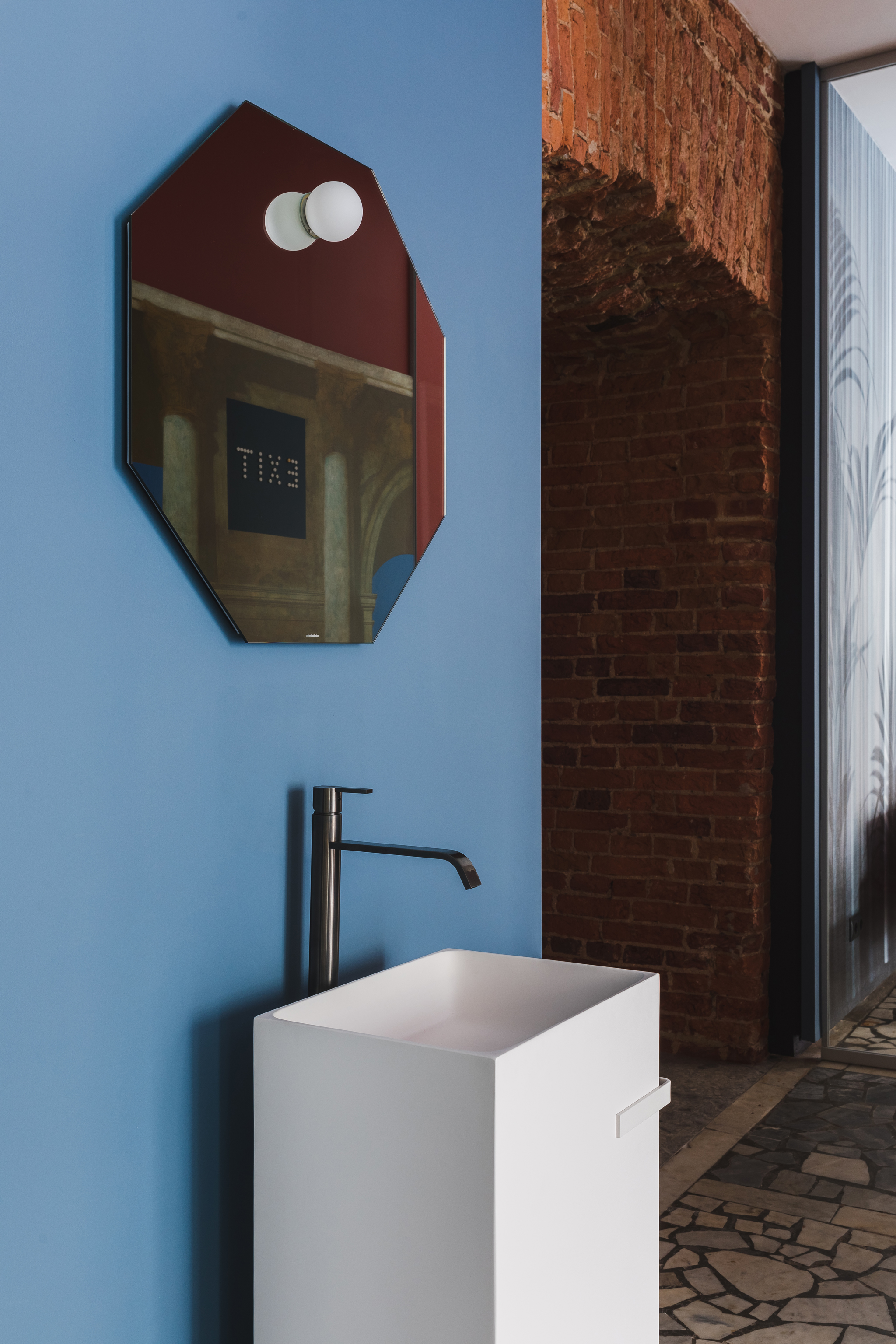 圣彼得堡的 AND28 设计空间——现代卫浴设计的艺术展示-17