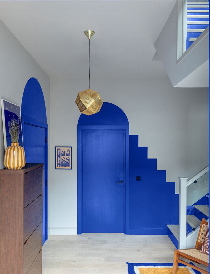 Цвет в интерьере: красочный таунхаус в Восточном Лондоне-12