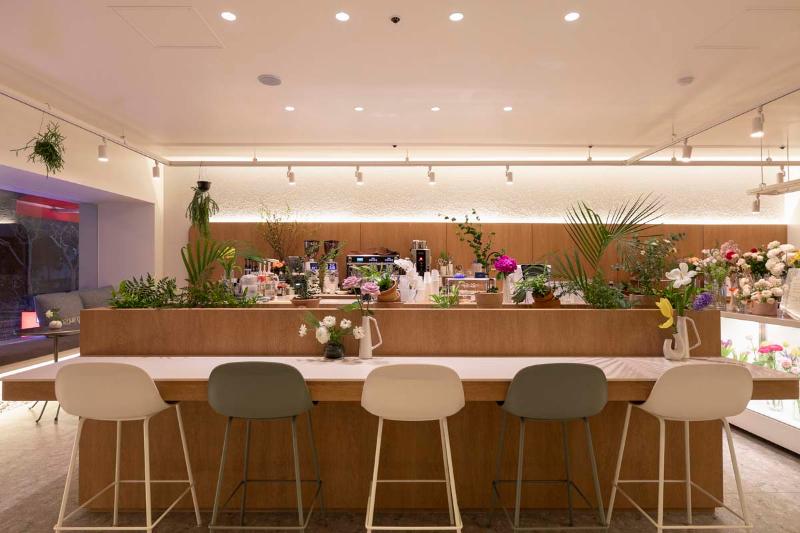 20 平米极简咖啡馆设计，诠释白色与木质的温馨空间-8