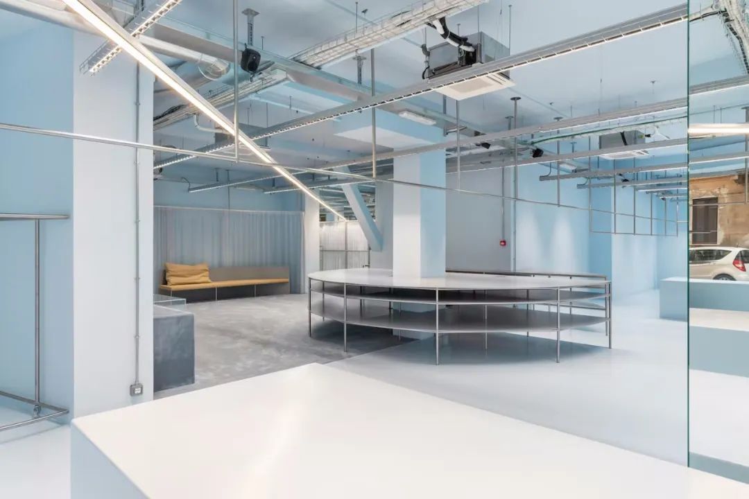 浅蓝色系的极简服装店设计丨意大利丨Modes Cagliari-22