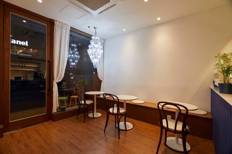 7 坪清新简约咖啡馆设计，诠释白色与木质之美-12