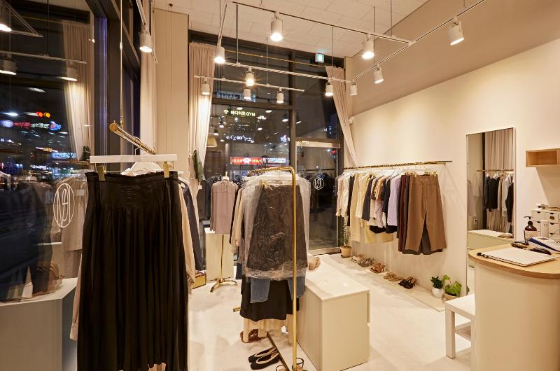 简约时尚的六平米服装店设计-8