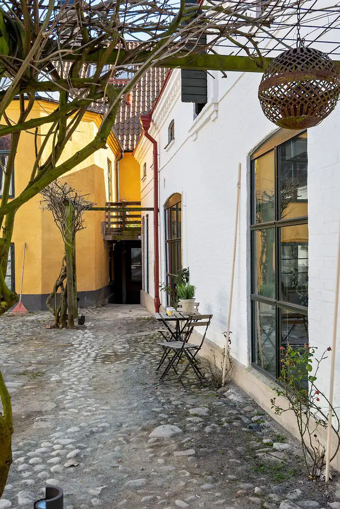 "瑞典 19 世纪古宅现代改造，工业风格窗户展现独特魅力"-19