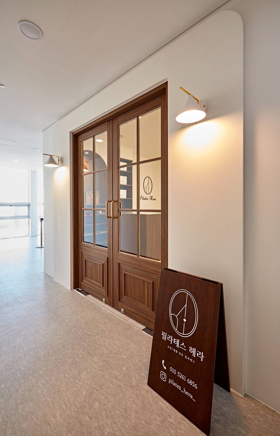 18 度温暖 | 白色与木质的和谐交融-18