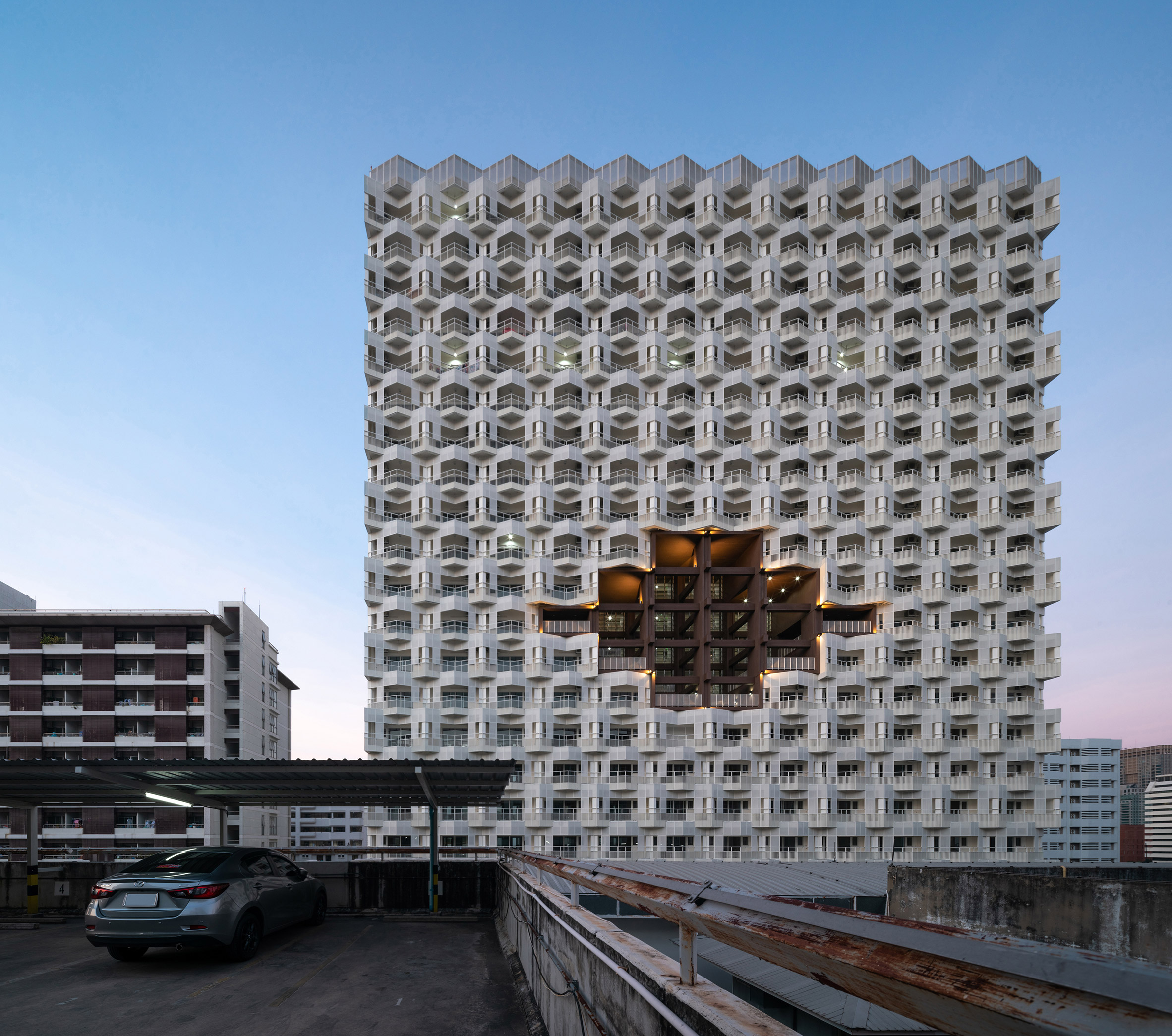 泰国 Plan Architect 设计的护士公寓大楼,巧妙的 zigzag 造型保护隐私-27