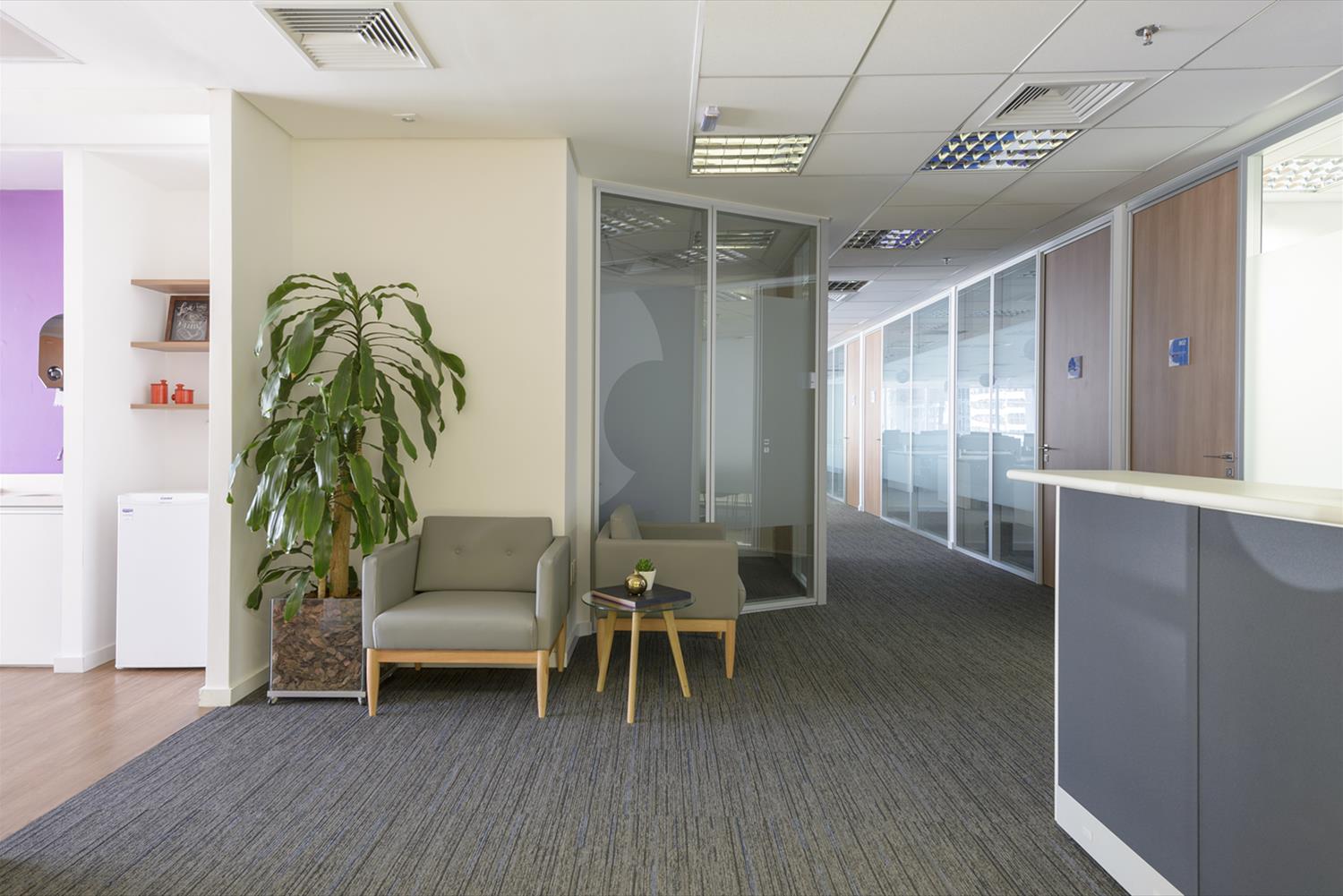 巴西 Extrafarma 办公室 | 木质与玻璃的现代企业空间-11