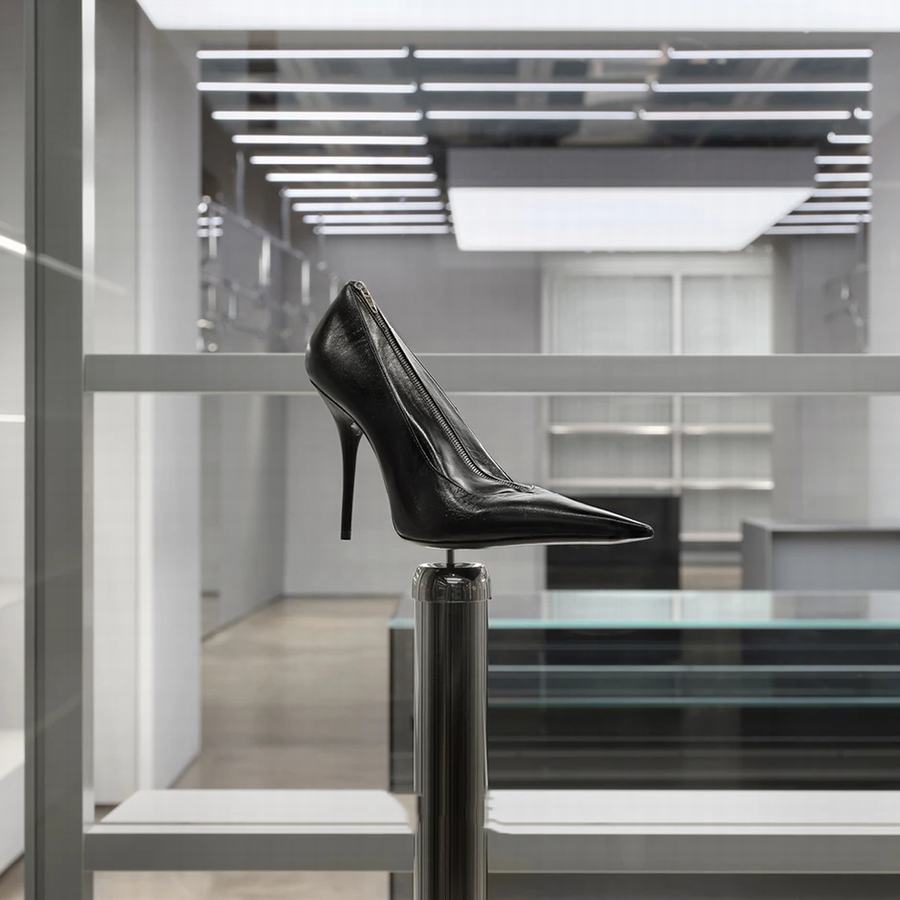 巴黎世家与安德鲁·j·格林的创新合作,通过”永恒符号”系列作品，重新诠释了巴黎世家的标志性风格 - 米尚丽零售设计网 MISUNLY- 美好品牌店铺空间发现者-7