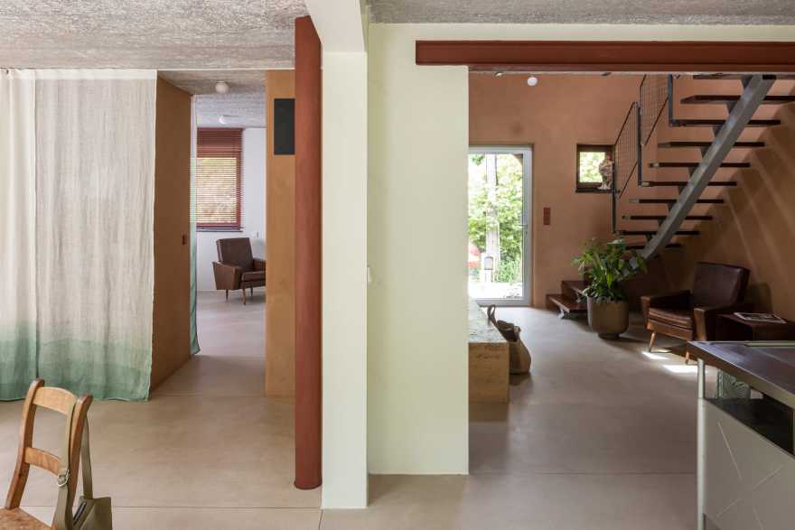 Hé Architectuur Transform 1990s Belgian Fermette with Rrammed Earth Walls and Winter Garden.-37