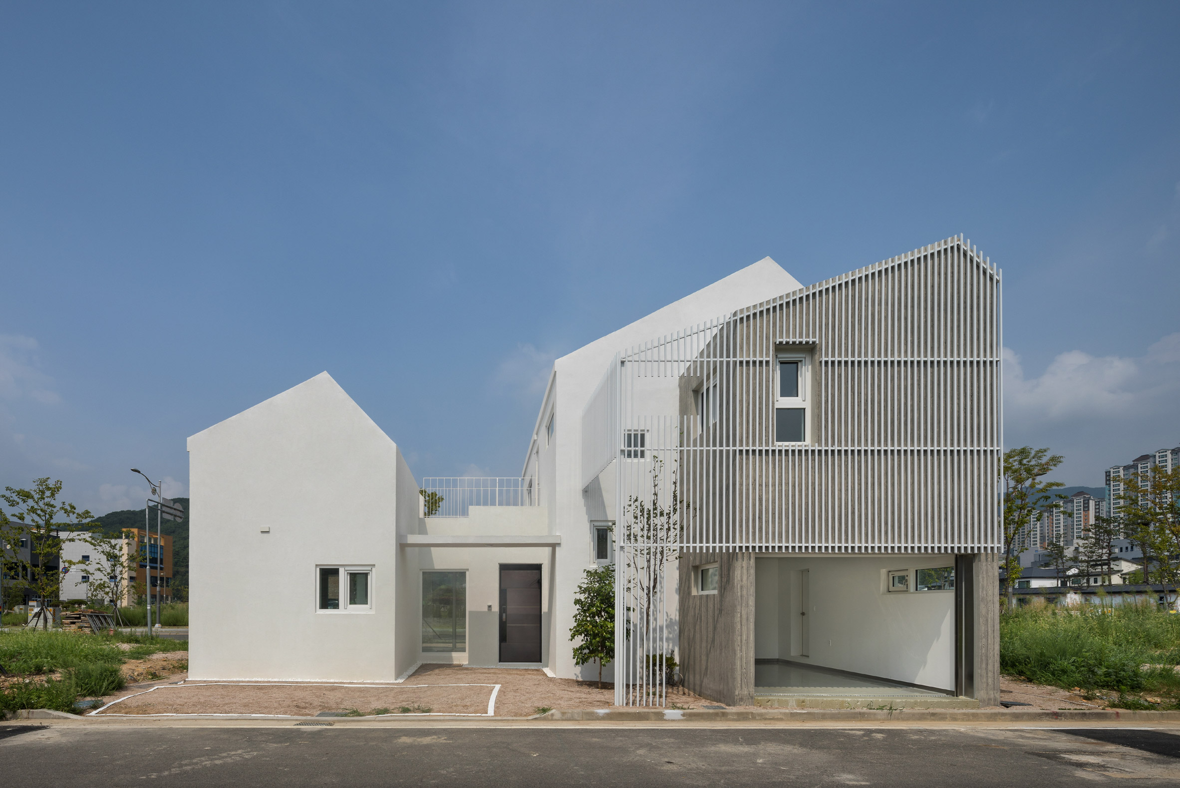 House in Yangsan combines crisp concrete and white-rendered volumes-7