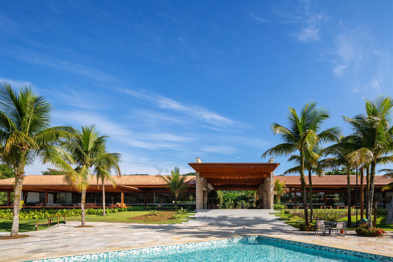 巴西 Laranjeiras 住宅社交区 | 木质与混凝土的和谐共舞-3