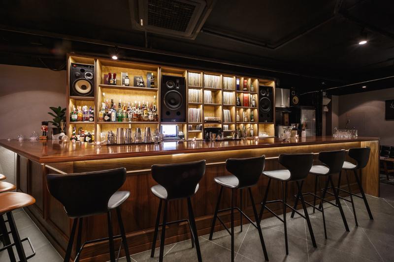 照明点缀的十平米温馨小酒吧设计-4