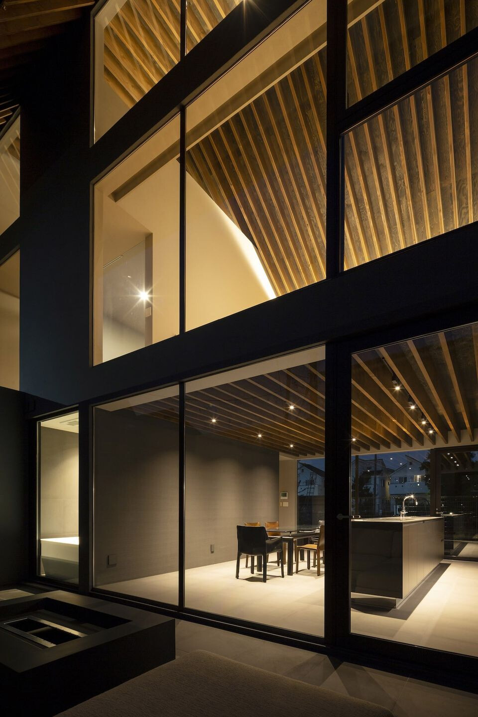 东京郊区别墅 | 金属灰色立面下的私密空间-12