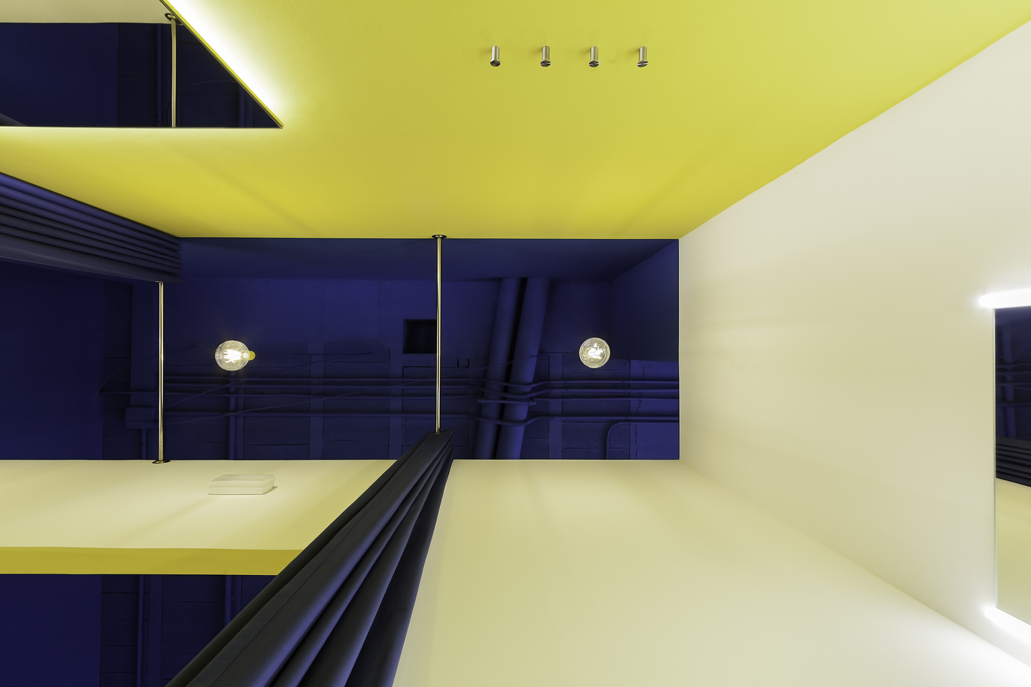 小镇中心的现代购物体验-35