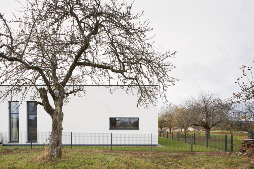 带开放式布局的独栋住宅 buerohauser-16