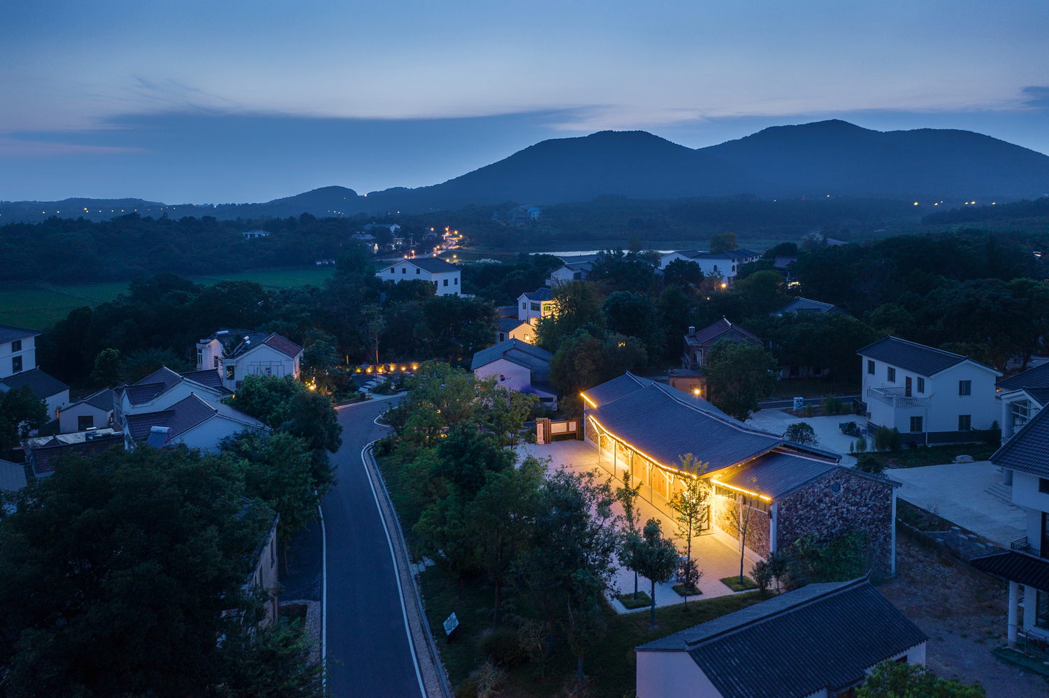 以钢构重塑的乡村会议厅-21