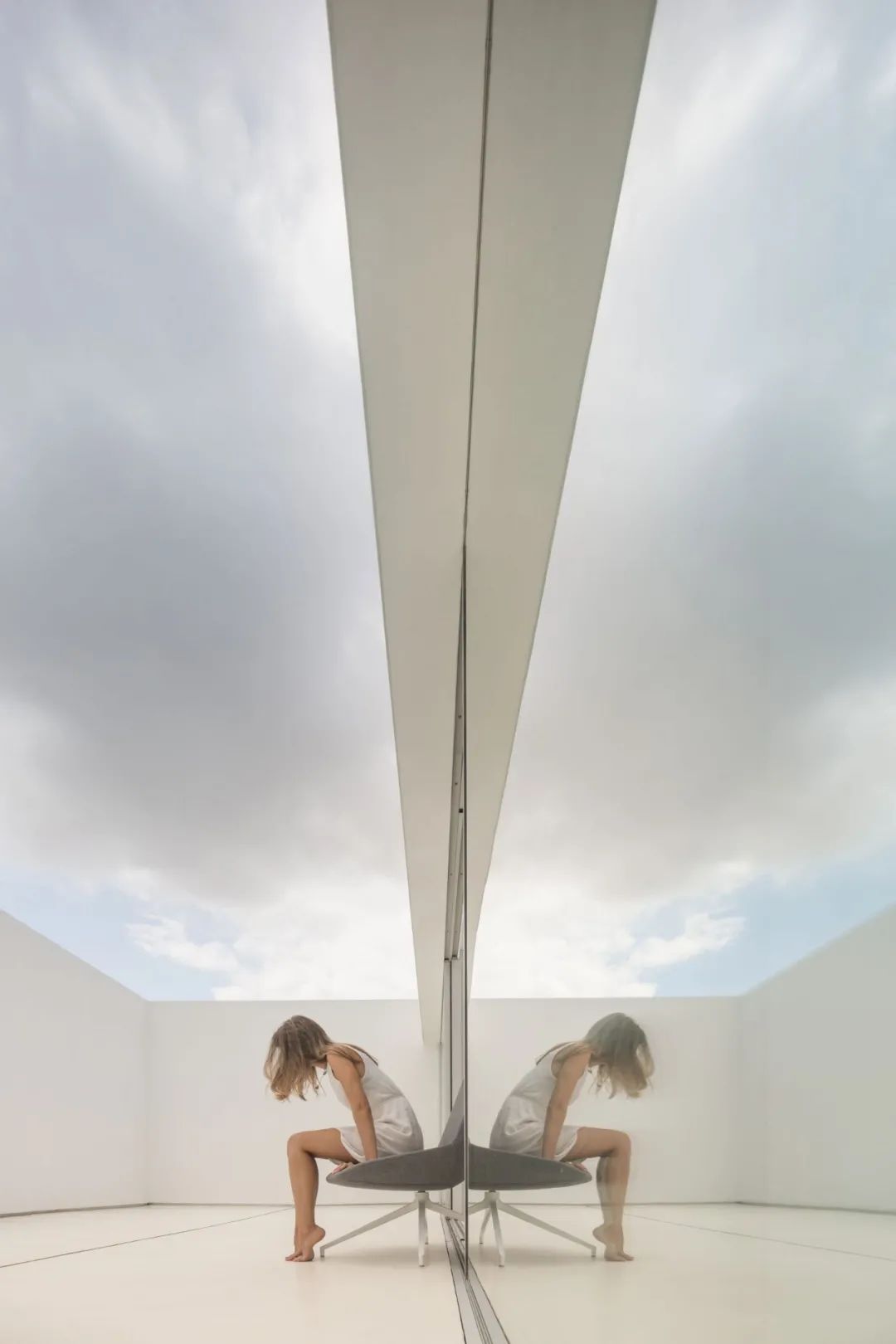 西班牙巴伦西亚“寂静之屋” | 半埋入式极简美学-1