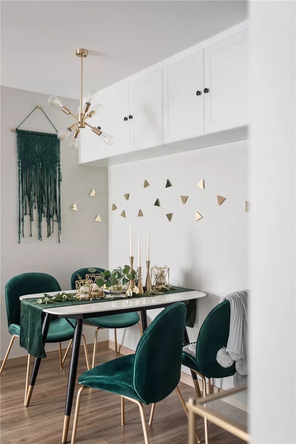 90 后女生 70㎡北欧轻奢小窝,墨绿++ 黄铜演绎精致生活-30