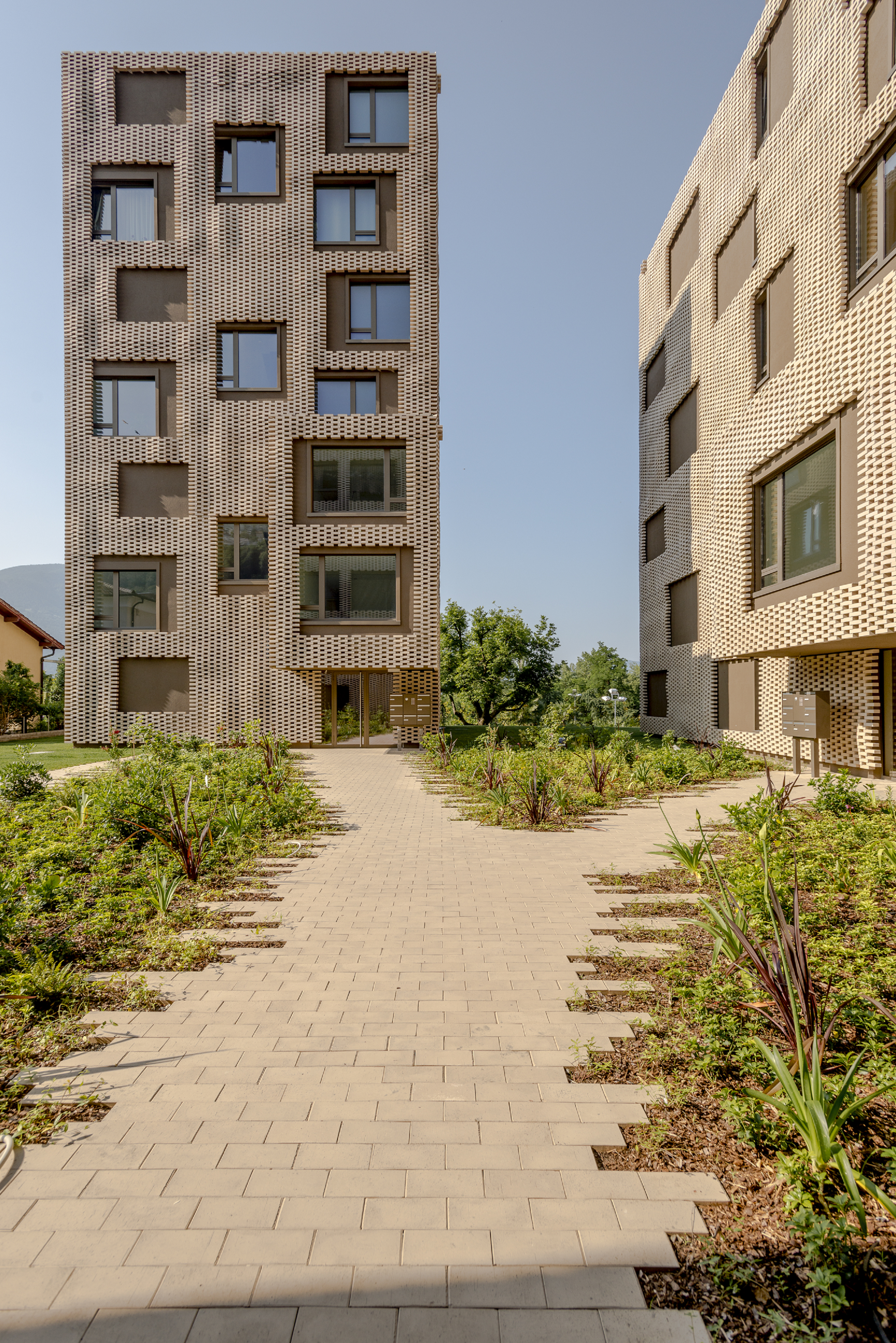 瑞士洛迦诺市“Residenza Le Stelle”项目 | 创新模块化立面设计-39