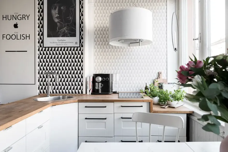 钢质楼梯与黑白墙纸 | 30m²复式公寓的时尚设计-5