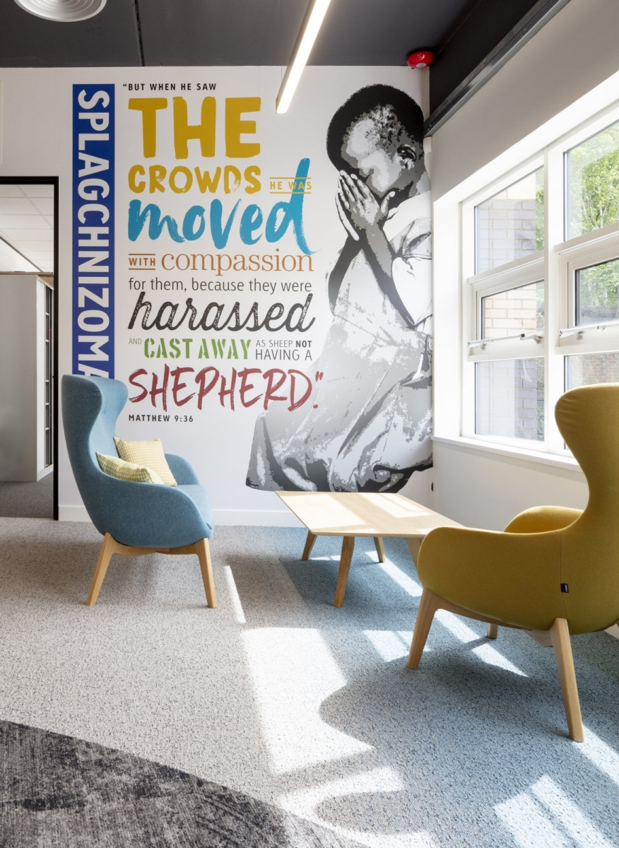 英慈善机构“释放儿童贫困”的彩色活力办公空间-17