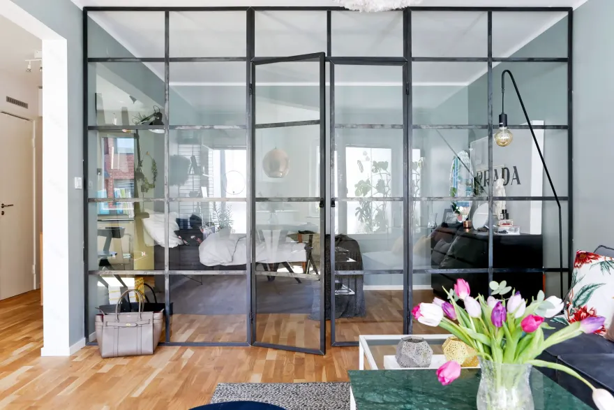 46 平瑞典公寓卧室玻璃隔断设计-2