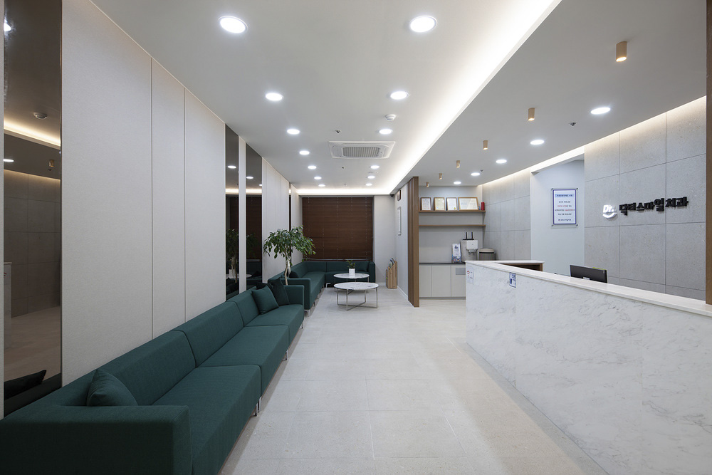 白色与木质的极简魅力 | 38 平米牙科诊所设计-3