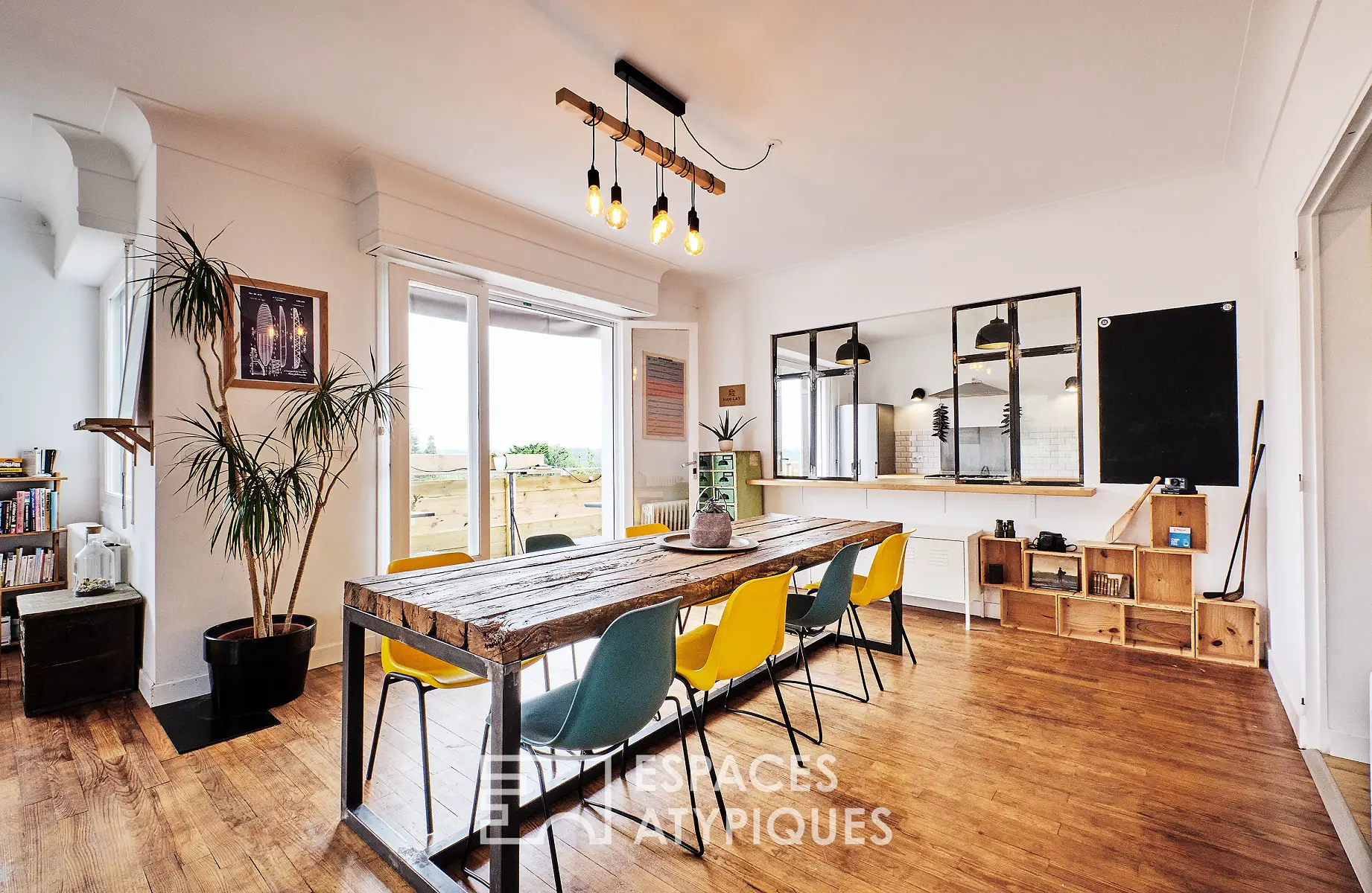 西班牙巴斯克海岸 | 焕新复古冲浪风格家庭住宅-2