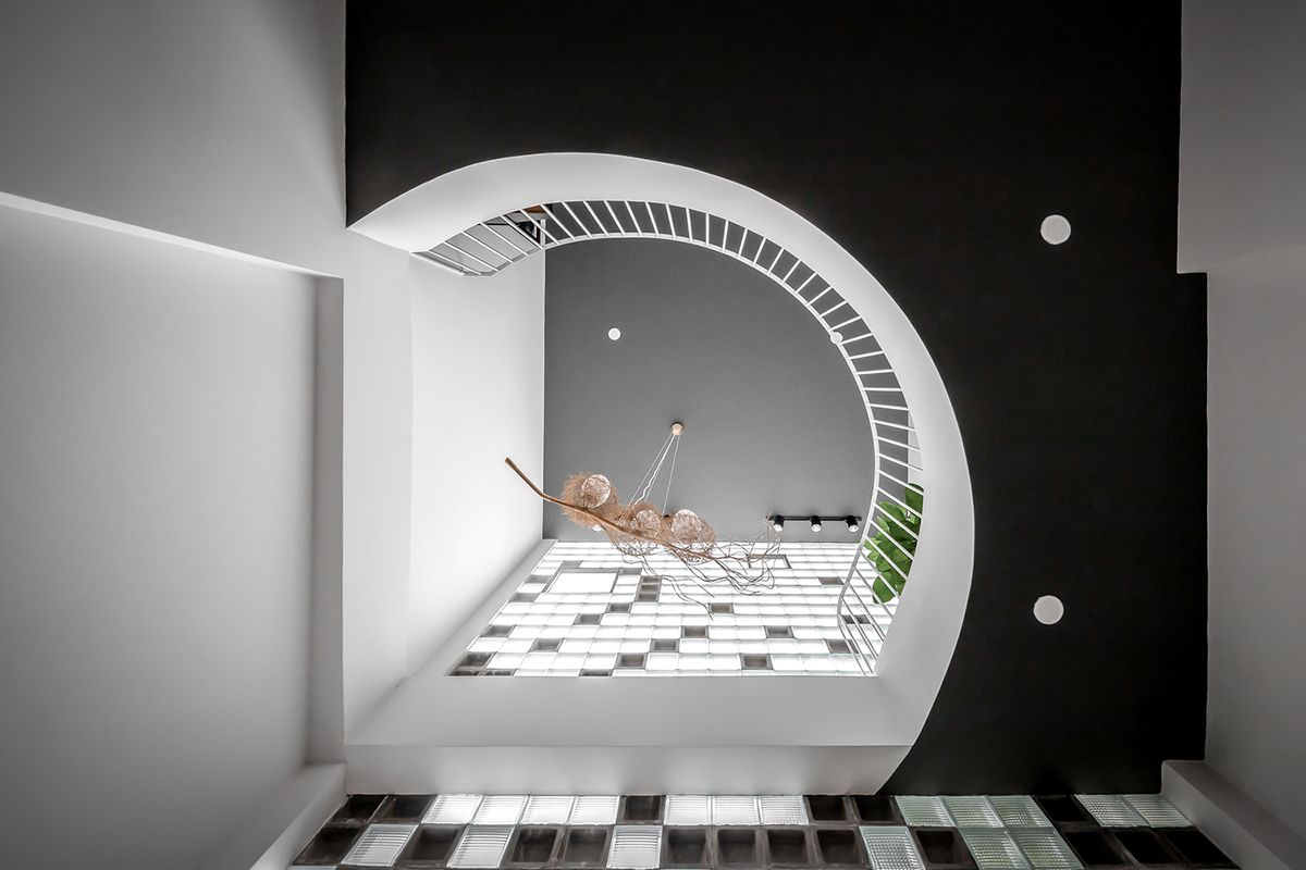 Ngôi nhà phố ấn tượng với mặt tiền bằng gạch kính | ZenVillas Vietnam-9