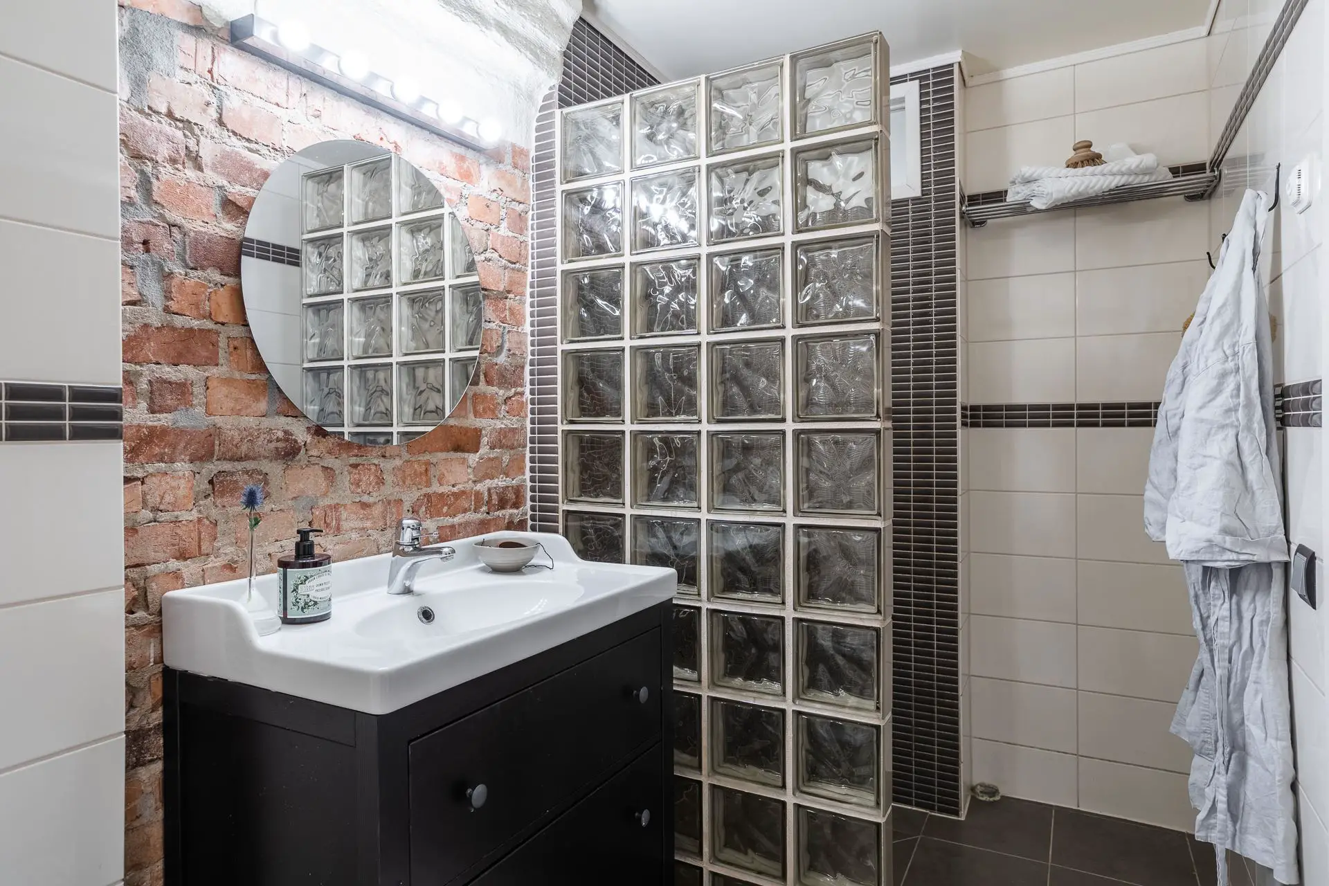 瑞典顶楼公寓的蓝色魅力-25