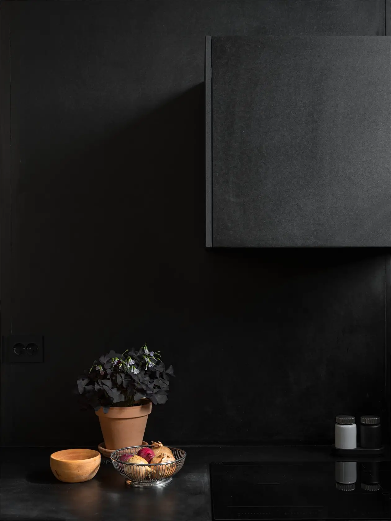 57m2 开放式公寓 | 极简黑厨房设计成为亮点-2