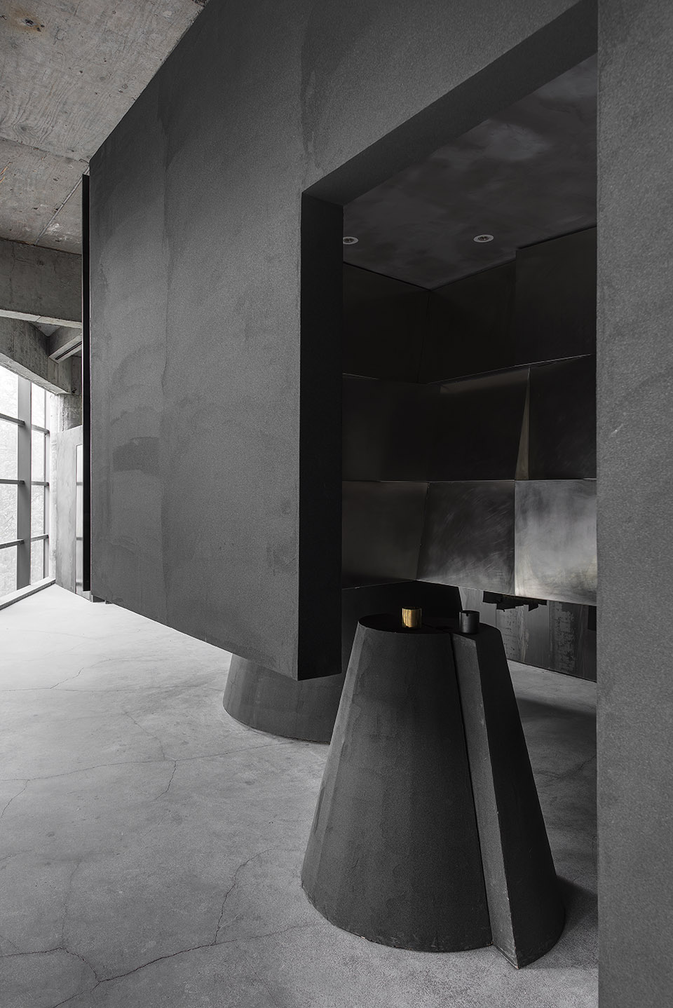 黑色斜面系统&黑壳HEIKE服装品牌概念店，中国 / 杭州啊嗯室内设计-29