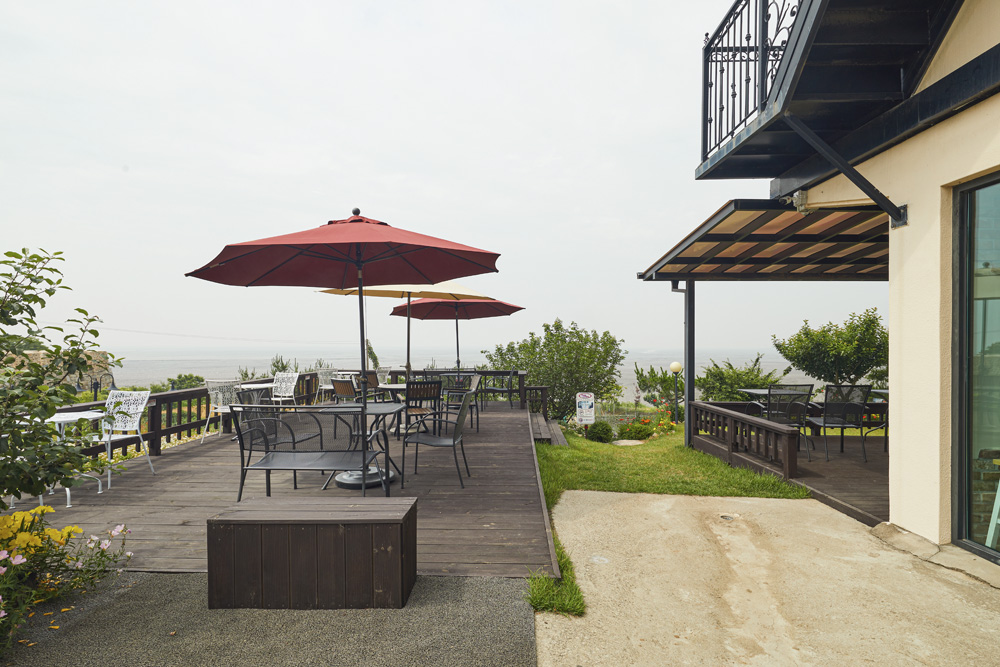 洛特里克咖啡馆 | 明亮的木质设计，展现极简魅力-16