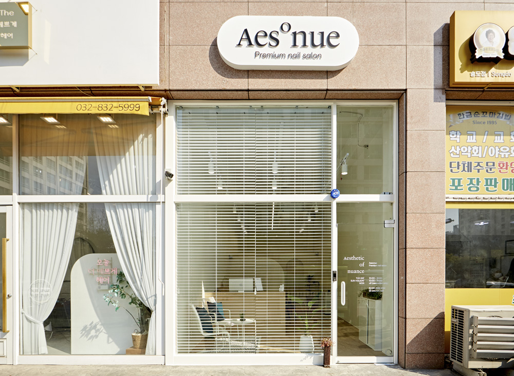 白色与木质 | 10 平米小卧室的极简设计-2