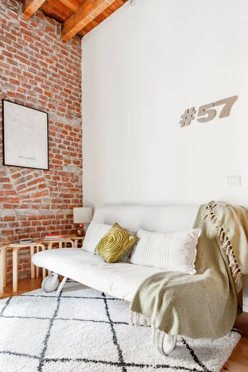 米兰时尚公寓的古砖旧梁魅力-2