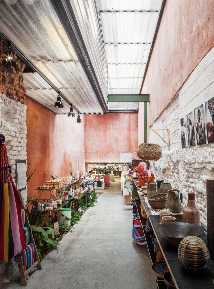 半埋车库变身的绿色时尚店铺-37