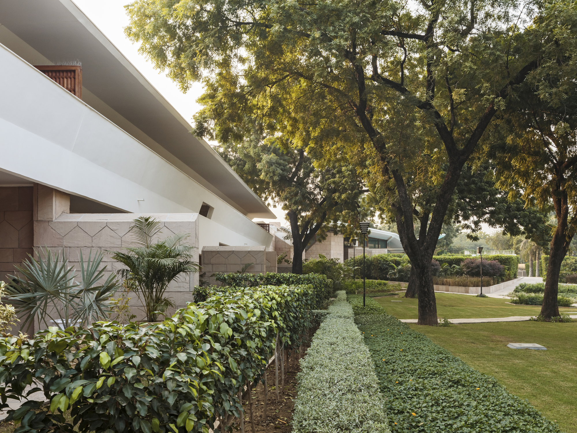 ALA Architects 巧手回春：芬蘭駐印度大使館的修復工程，尊重並延續 Reima 和 Raili Pietilä 原始設計，結合現代化設施與在地元素，讓歷史建築重現光彩 | FAM-34