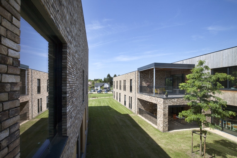 村庄场地

注：’t dorpveld是荷兰语，dorp有村庄的意思，veld指场地、旷野等，结合起来常见的理解是村庄场地 不过具体含义还需要结合上下文语境来确定 丨比利时-13