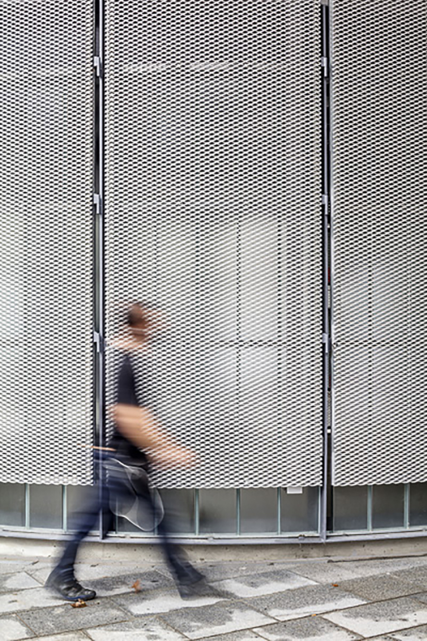 巴塞罗那临时绿色回收点 | 轻巧透明,融入街景-19