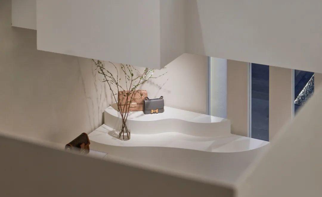 AO×DESIGN 奢侈品店的悬浮桥梁设计-39