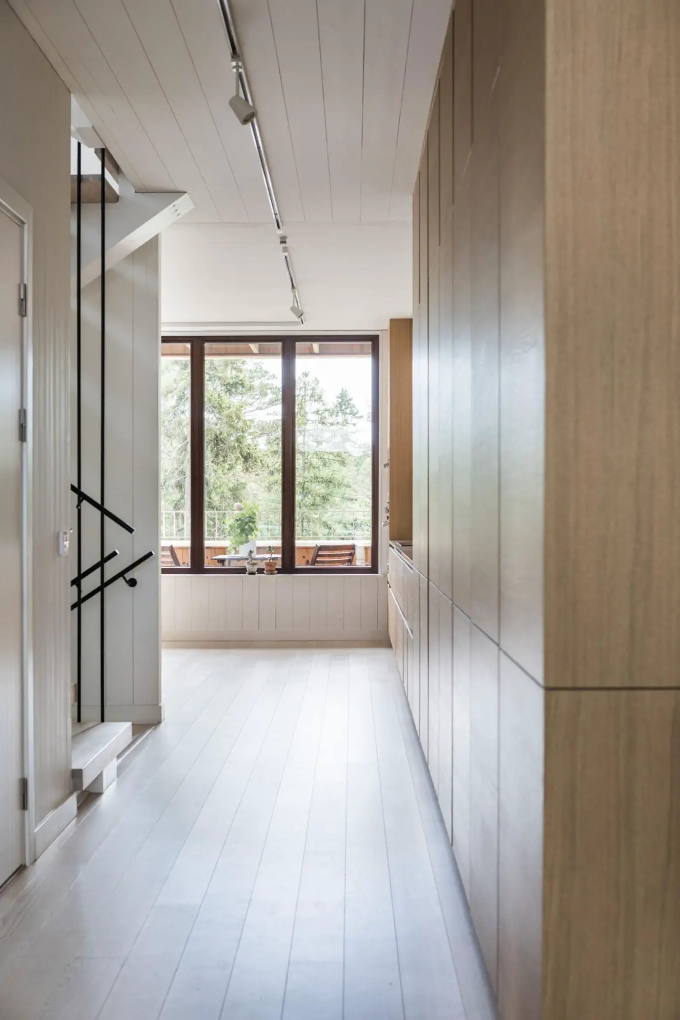 现代木质别墅的屋顶露台与极简内饰设计-15