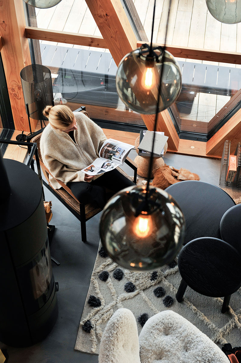 挪威海岸线上的黑色岩石住宅-3