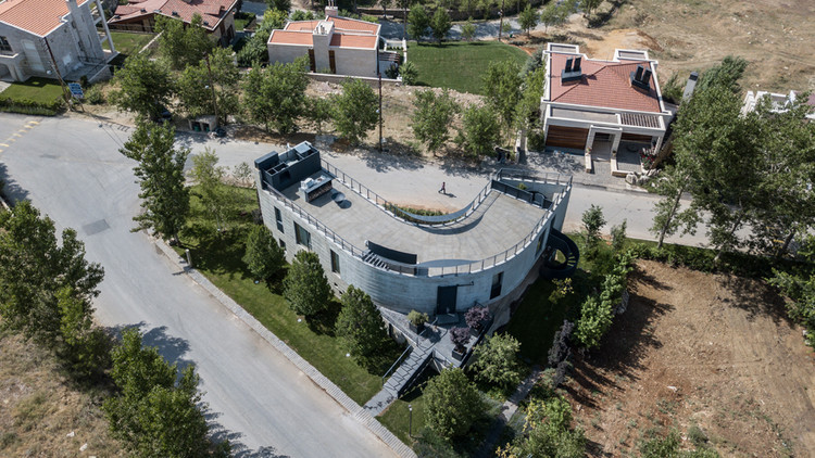 雪上度假胜地中的曲线住宅-11